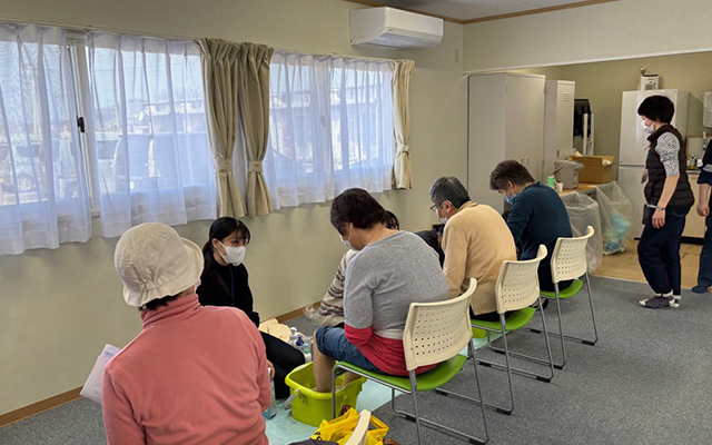集会所にて足湯を体験している様子