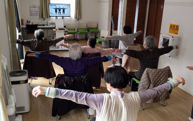 集会所にて運動教室を実施している様子